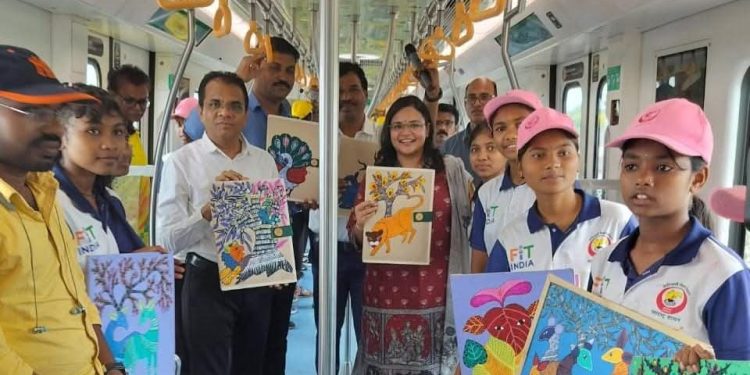 नागपूर मेट्रोमध्ये आदिवासी विद्यार्थ्यांचे कलाकौशल्याचे सादरीकरण!