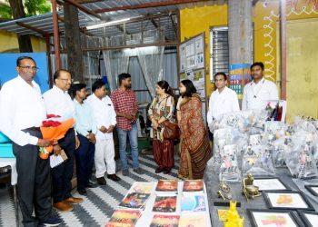 महाराष्ट्राच्या मुख्य सचिव श्रीमती सुजाता सौनिक यांची गोंड राणी हिराई आत्राम विविध वस्तू विक्री केंद्राला भेट!