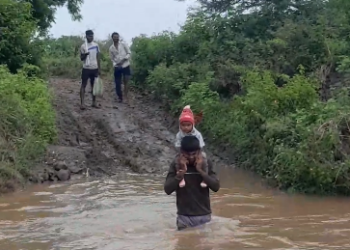 बेलुरा गावातील रस्त्याचे काम व पुलाचे बांधकाम रखडले!