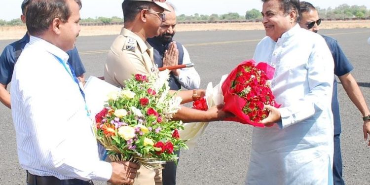 केंद्रीय मंत्री नितीन गडकरी यांचे अकोला विमानतळावर स्वागत!