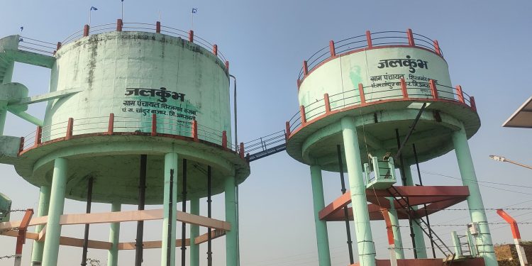 शिराजगाव कसबा येथे नादुरुस्त पिण्याच्या टाकीतून दूषित पाणी पुरवठा.