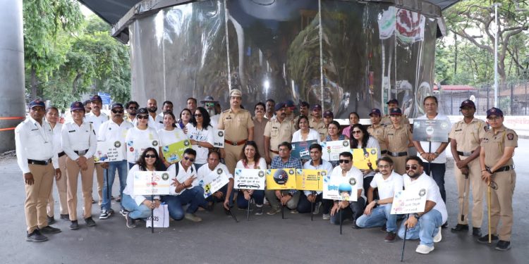 पुण्यामध्ये रस्ता सुरक्षा अभियानातून वाहतूक शिस्तीचा संदेश!