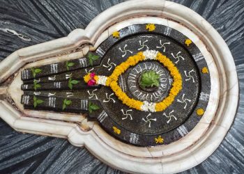 शिरूरमधील श्री रामलिंग महाराज मंदिरातील पुरातन काळातील शिव पिंडीला प्रथमच वज्रलेप!