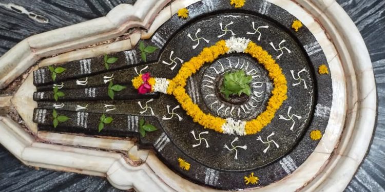 शिरूरमधील श्री रामलिंग महाराज मंदिरातील पुरातन काळातील शिव पिंडीला प्रथमच वज्रलेप!