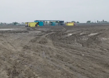 अवकाळी पावसामुळे नांदेडच्या स्थलांतरित कौठा बस स्थानकात चिखल. 