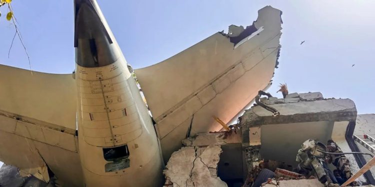 पक्ष्याची धडक कारणीभूत की तांत्रिक बिघाड?