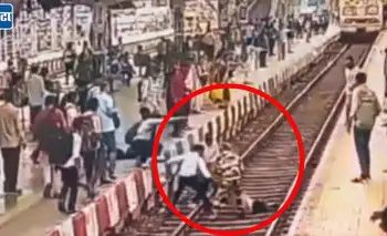 अंबरनाथ स्थानकात धावत्या लोकलसमोर अंध व्यक्ती कोसळली थेट रुळांवर!