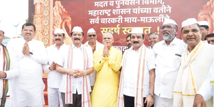 मदत व पुनर्वसन विभागाच्या आषाढी वारीतील जनजागृती अभियानास मंत्री मा.ना.श्री मकरंद आबा पाटील यांची भेट!