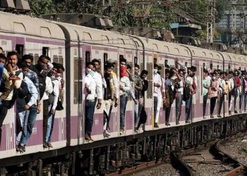 मुंब्रा स्थानकाजवळ धावत्या रेल्वेतून १० ते १२ प्रवासी पडले!