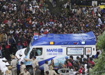 आरसीबीच्या विजयानंतर चिन्नास्वामी स्टेडियमबाहेर चेंगाराचेंगरीत ११ जणांचा मृत्यू!