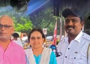 गाडीने दोन पलट्या खाल्ल्या, पण वाहातूक पोलिस ठरला देवदूत!