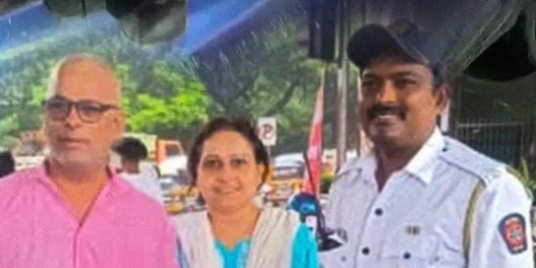 गाडीने दोन पलट्या खाल्ल्या, पण वाहातूक पोलिस ठरला देवदूत!