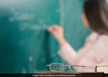 १६ वर्षीय विद्यार्थ्यावर मुंबईतील ४० वर्षीय शिक्षिकेचा अत्याचार!