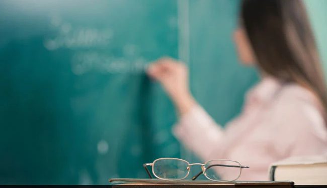 १६ वर्षीय विद्यार्थ्यावर मुंबईतील ४० वर्षीय शिक्षिकेचा अत्याचार!