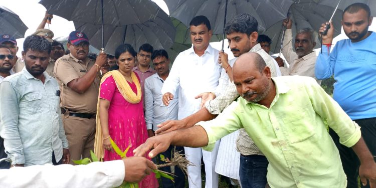 एकही शेतकरी मदतीपासून वंचित राहू नये – पालकमंत्री दत्तात्रय भरणे यांचे निर्देश!