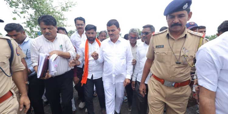 कृषी मंत्री दत्तात्रय भरणे यांचा अतिवृष्टीग्रस्त जिल्ह्यांचा पाहणी दौरा!