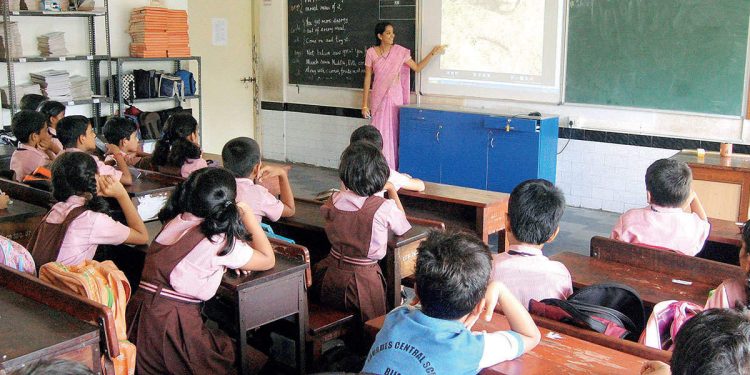 राज्यातील लाखो विद्यार्थ्यांना शाळाबाह्य होण्याचा धोका!