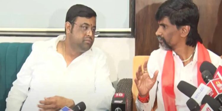 सरकारची जरांगेंचा मोर्चा थोपवण्याची धडपड! मुख्यमंत्र्यांचा खास प्रतिनिधी भेटीसाठी!