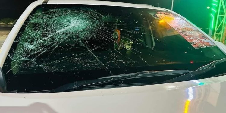 मनोज जरांगे पाटील यांच्या ताफ्यावर दगडफेक!