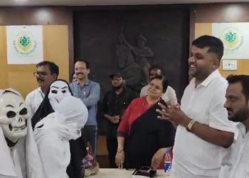 स्मशानभूमीतून बाहेर पडली ‘आनंदलेली’ भुतं!