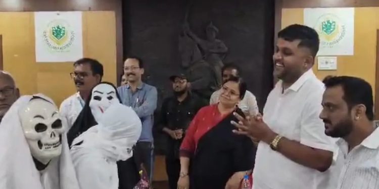 स्मशानभूमीतून बाहेर पडली ‘आनंदलेली’ भुतं!