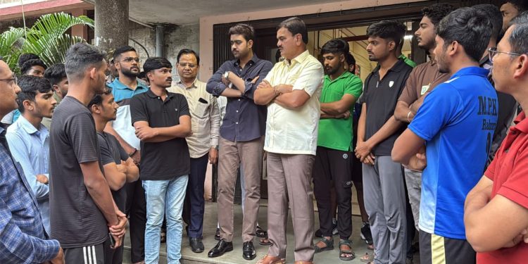 कृषी मंत्री दत्तात्रय भरणे यांची पुण्यातील विद्यार्थी वसतिगृहाला अचानक भेट!