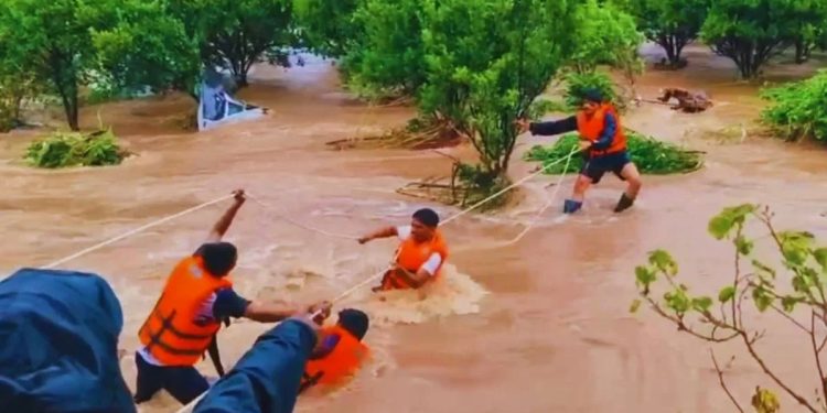 बीड व अहमदनगर जिल्ह्यांत ढगफुटीसदृश मुसळधार पाऊस!