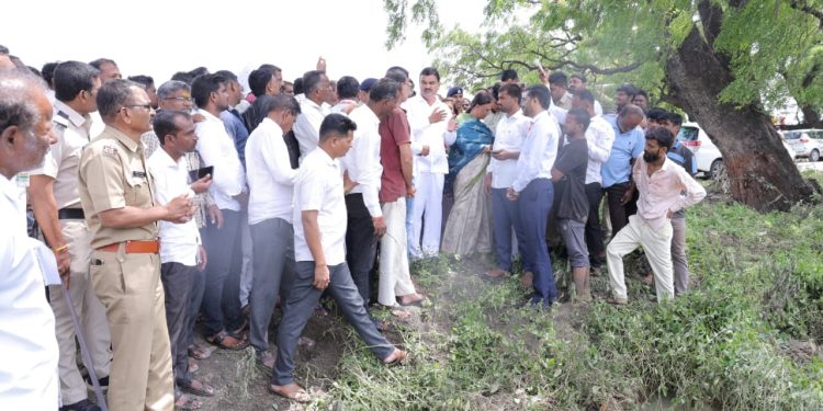 जालना जिल्ह्यातील बदनापूर व अंबड तालुक्यातील अतिवृष्टीग्रस्त भागाची कृषी मंत्री दत्तात्रय भरणेंकडून पाहणी.