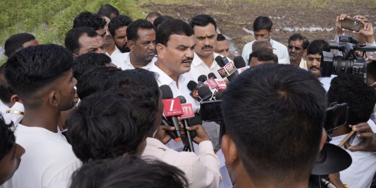 कृषीमंत्री दत्तात्रय भरणे यांच्याकडून अतिवृष्टीने नुकसानग्रस्त झालेल्या भागाची पाहणी!