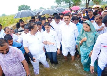 सोलापूरमध्ये अतिवृष्टीचे थैमान, भर पावसात कृषी मंत्री दत्तात्रय भरणे यांचा पाहणी दौरा!