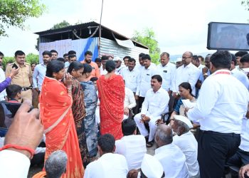 करंजी गावातील अतिवृष्टीमुळे बाधित झालेल्या क्षेत्राची कृषीमंत्री दत्तात्रय भरणेंकडून पाहणी!