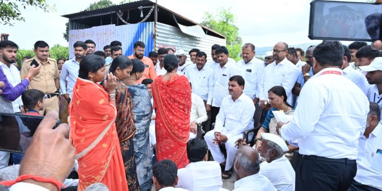 करंजी गावातील अतिवृष्टीमुळे बाधित झालेल्या क्षेत्राची कृषीमंत्री दत्तात्रय भरणेंकडून पाहणी!