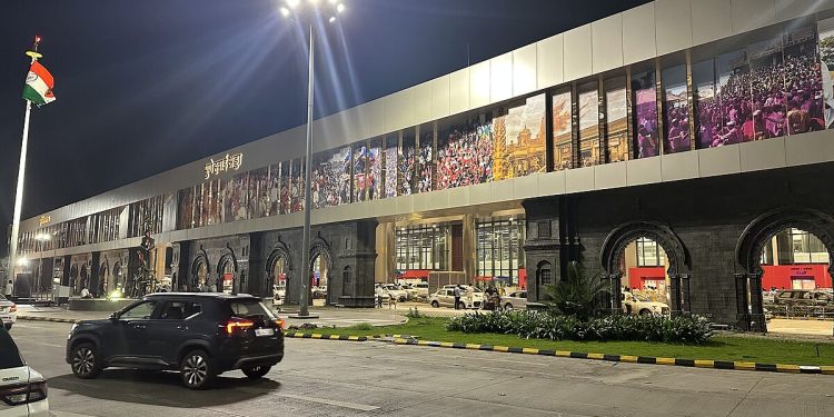 नेत्याच्या बॅगेत सापडले रिव्हॉल्वर; पुणे विमानतळावर खळबळ!