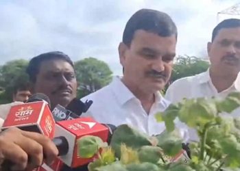 संतप्त शेतकऱ्यांना कृषीमंत्र्यांचा दिलासा!