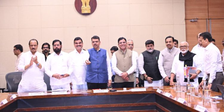 नानाजी देशमुख कृषी संजीवनी प्रकल्पाच्या दुसऱ्या टप्प्यासाठी लाभाच्या उपक्रमांचा मुख्यमंत्री देवेंद्र फडणवीस यांच्या हस्ते शुभारंभ