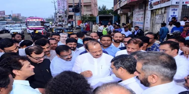 “मस्त जगा, आयुष्य नीट सांभाळा; राजकारण लय…!”